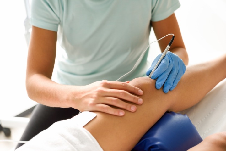 treatment of baker's cyst in the knee with needles