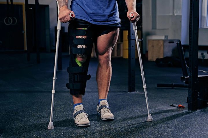 using crutches to care for repaired meniscus tear is important for recovery