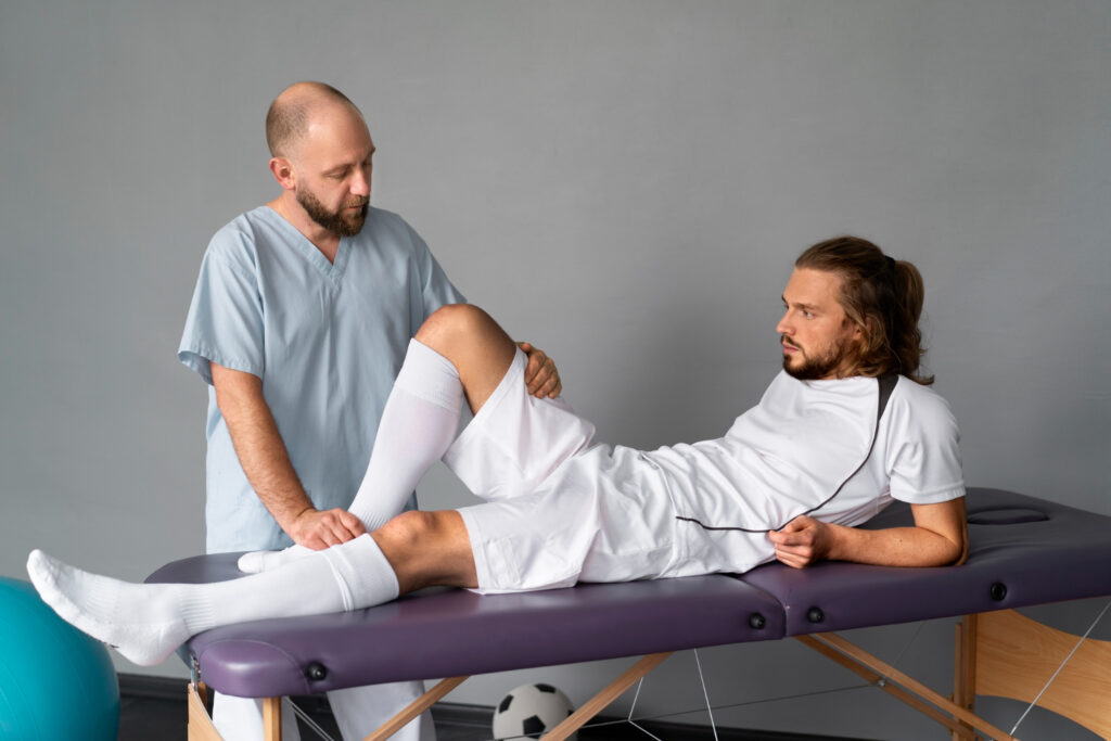 A man works with a physical therapist to address knee clicking during sports and physical activity.