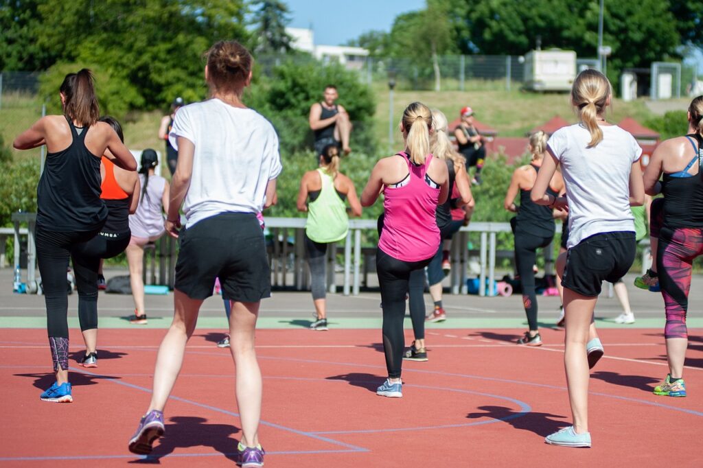 A group of women exercising on a court, focusing on workouts suitable for managing Achilles tendonitis.